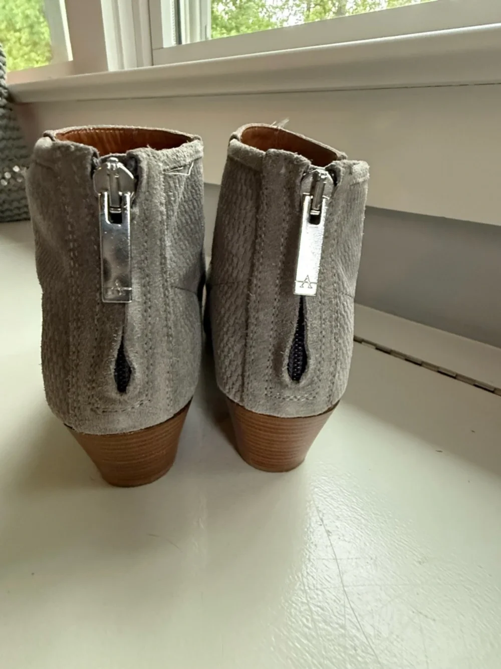 Aquatalia Grey Suede Ankle Booties – Made in Italy Size 8.5 EUC